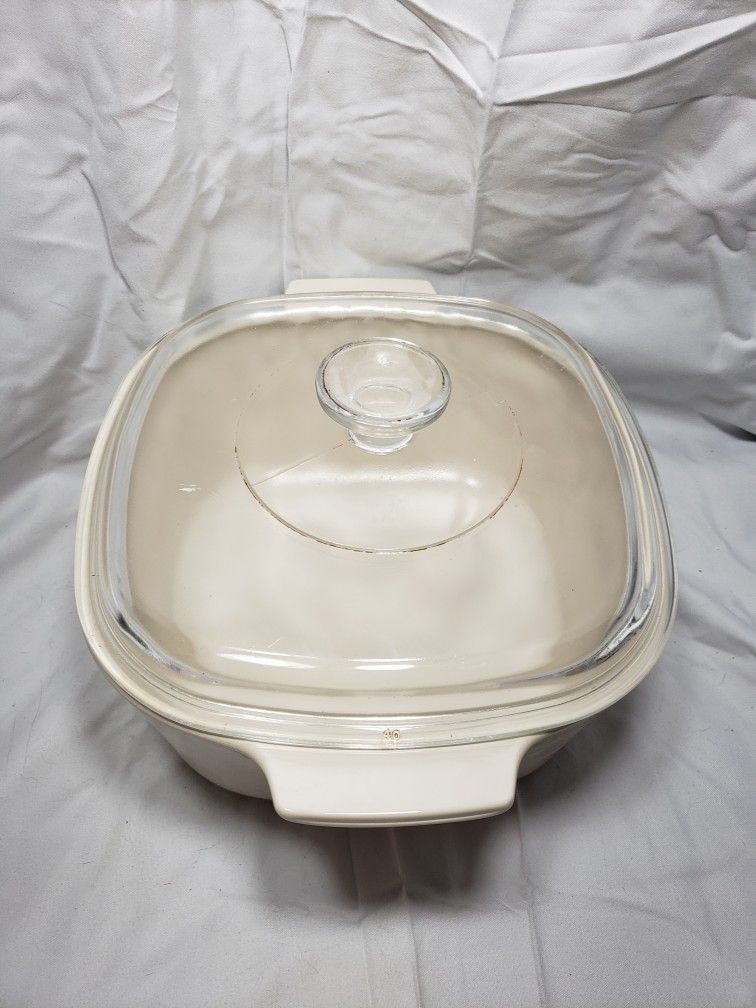 CORNING WARE A-3-B CASSEROLE DISH / PYREX LID Forever Your 3 liters. Good condition and smoke free home.