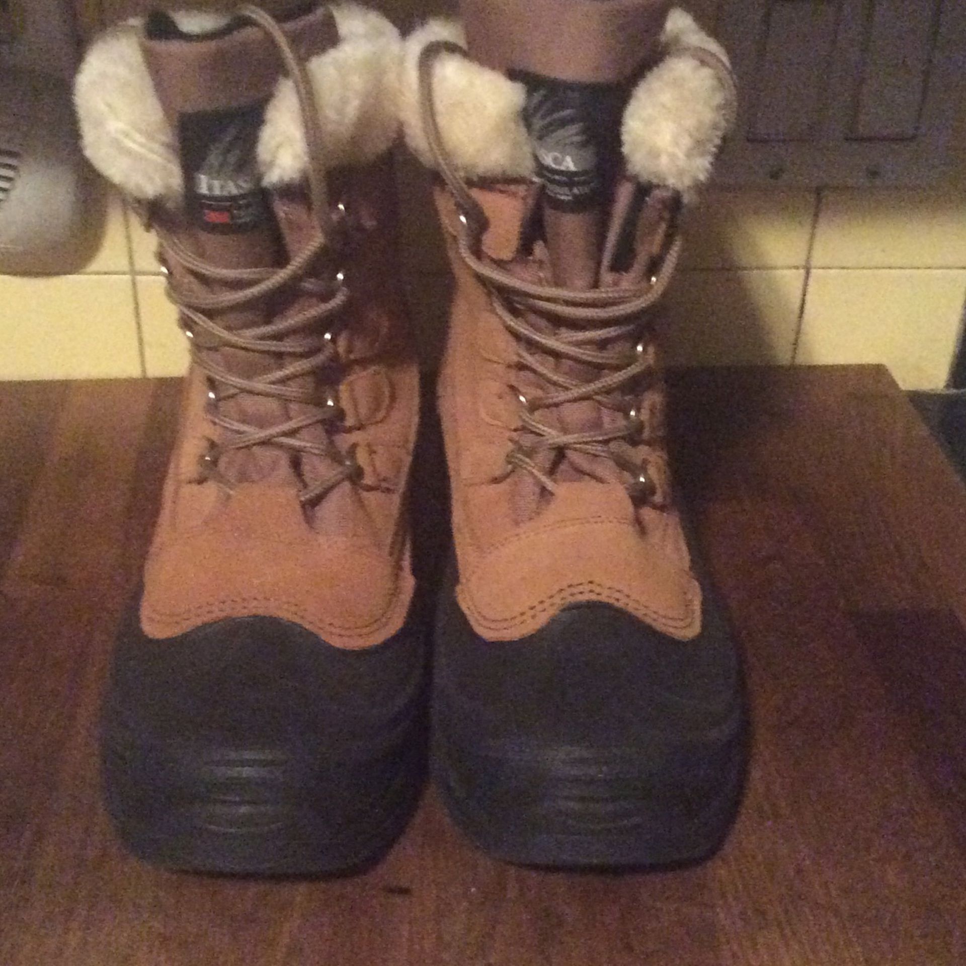 New ITASCA Ladies Boots. Size 7.