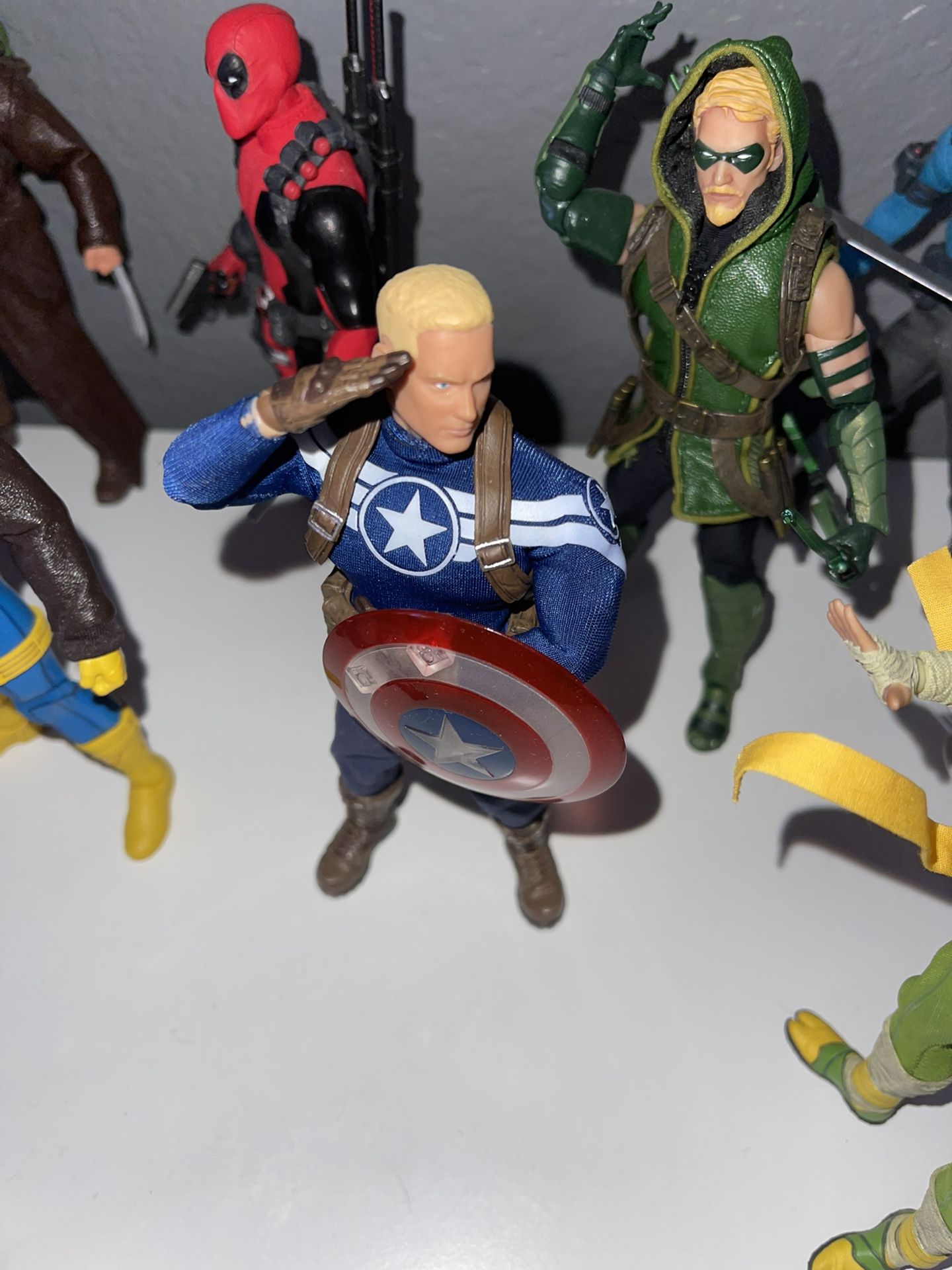 MEZCO: Captain America Commander Rogers 1/12 PVC Scale Action Figure 