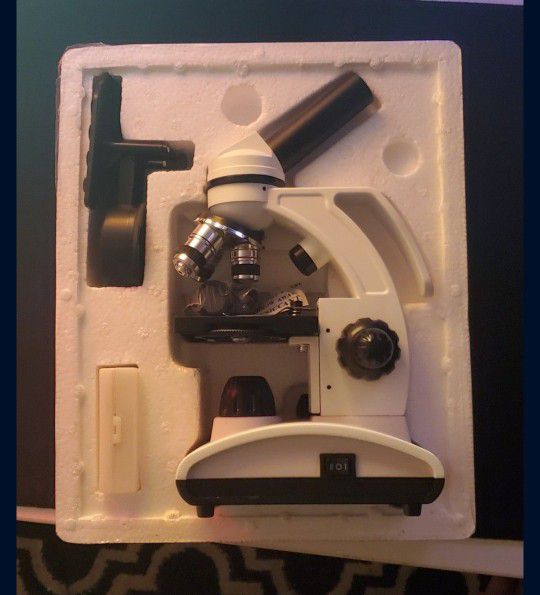 BIOLOGY MICROSCOPE FOR SCHOOL OR PROFESSIONAL USE. 