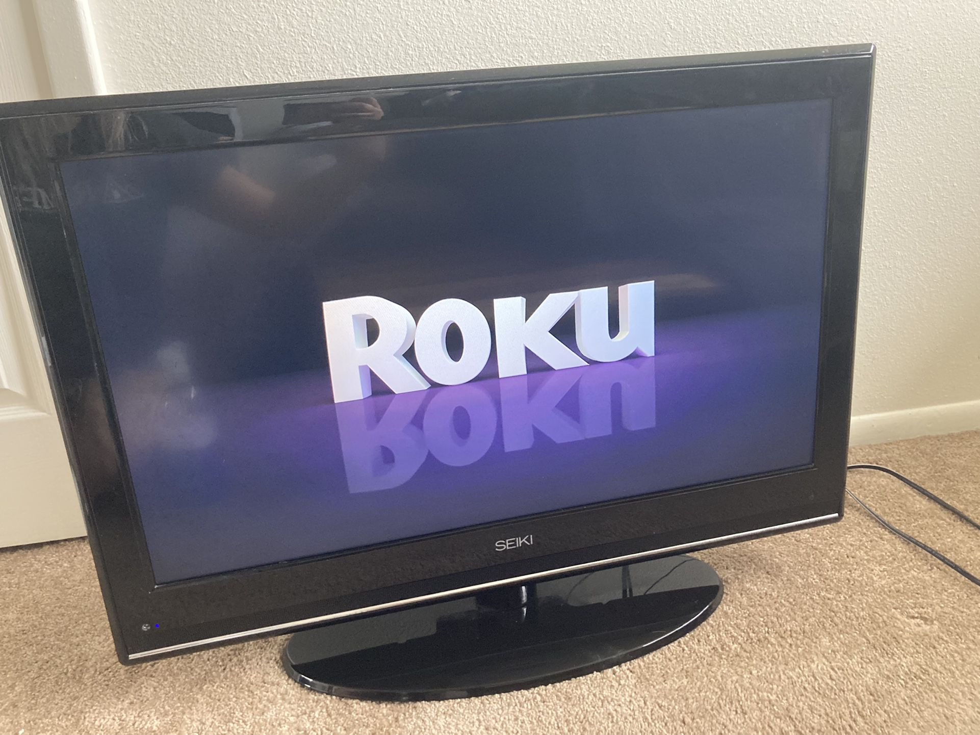 Seiki TV LC-32G82 32-Inch 1080p 60Hz LCD HD TV (Black) AND ROKU STICK.  