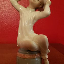Lladro figurine "Girl With Bonnet Sitting On Stool" #1147 Thumbnail
