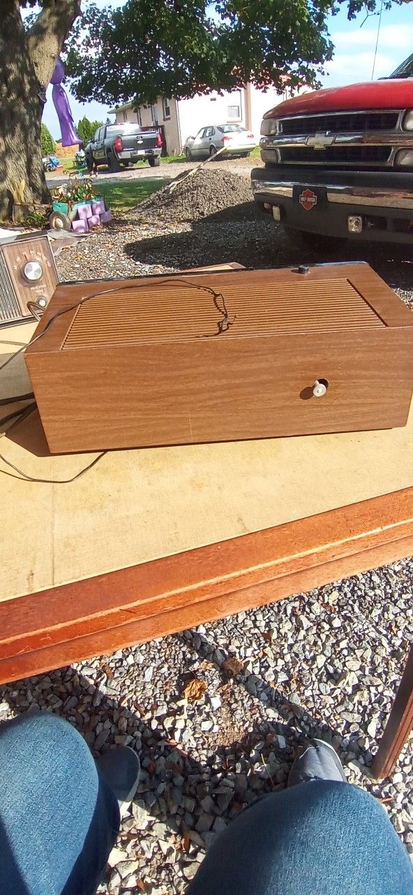 Vintage Triumph Amfm Alarm Clock Radio