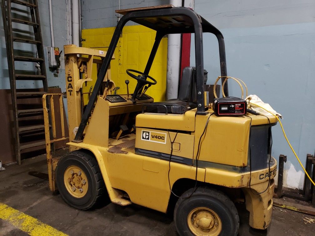 Cat v40c forklift 4000 lb only 1287 original hours almost new air tires turn key