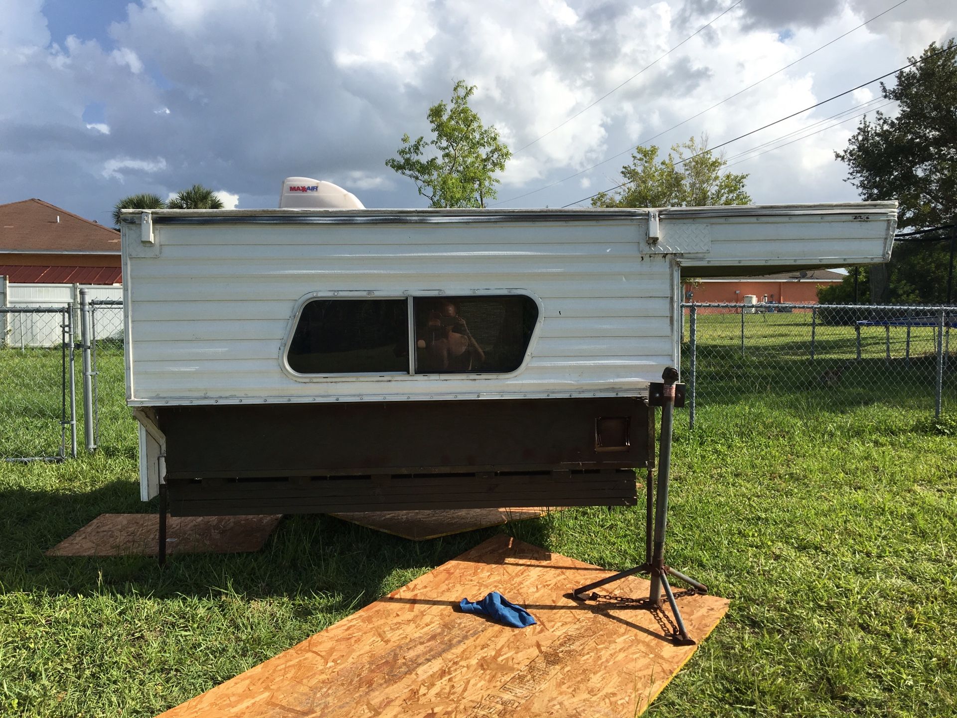 Pop up truck bed camper topper