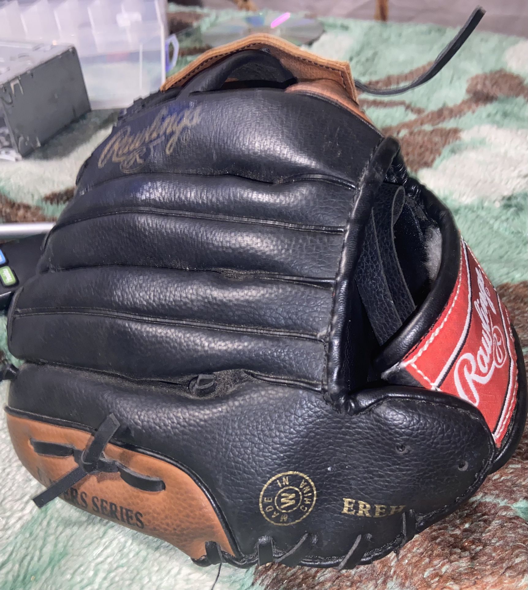 Gently used Rawlings PL15WB Baseball Glove 10 1/2” Genuine Leather Mitt Players Series RHT in great 