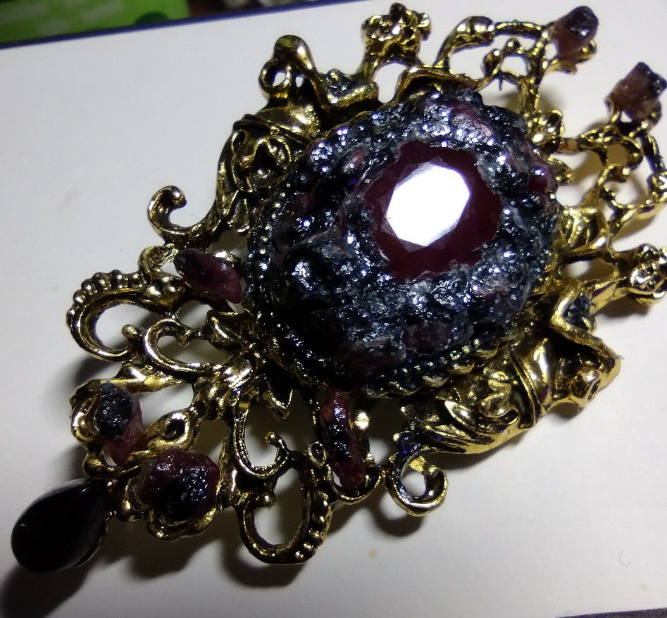 Royal brooch designed by Estefania GE. Ruby and black star diopside.