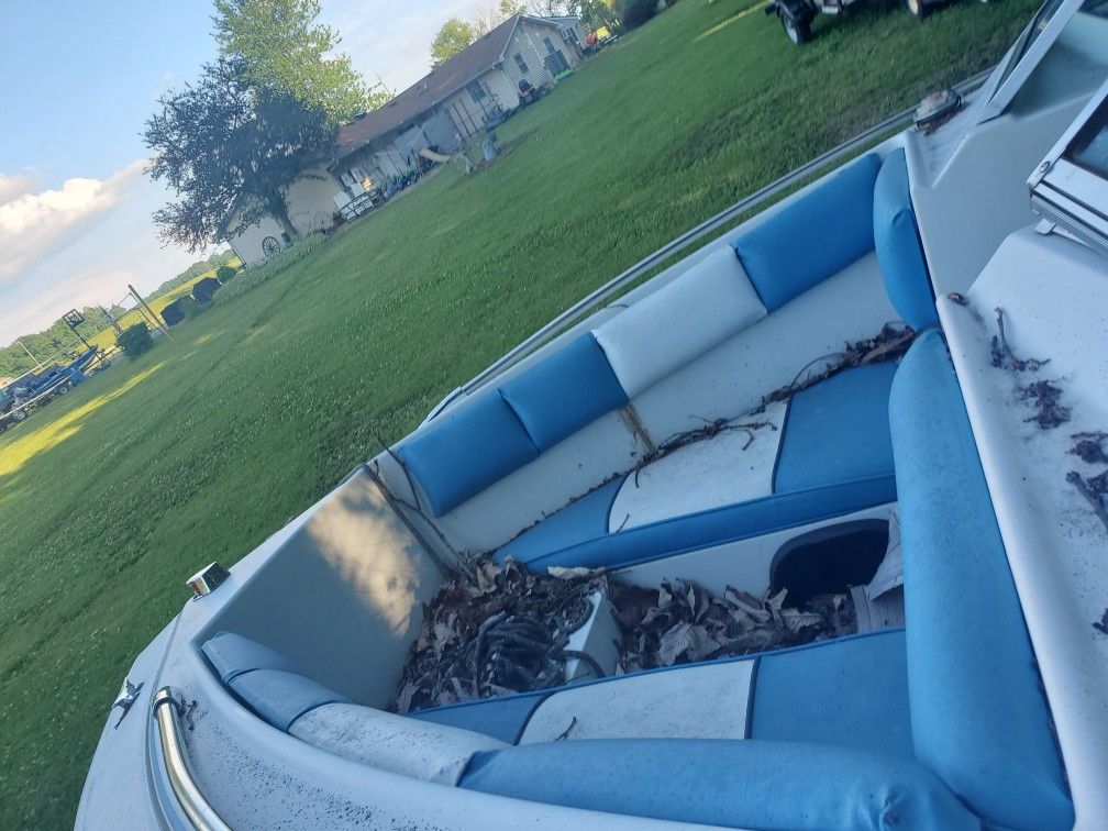 Fourwinns Speed Boat Ran Last Summer Don't Know The Problem Come Pick It Up Comes With Trailer An Cover Clean Title In Hand $1000 Obo