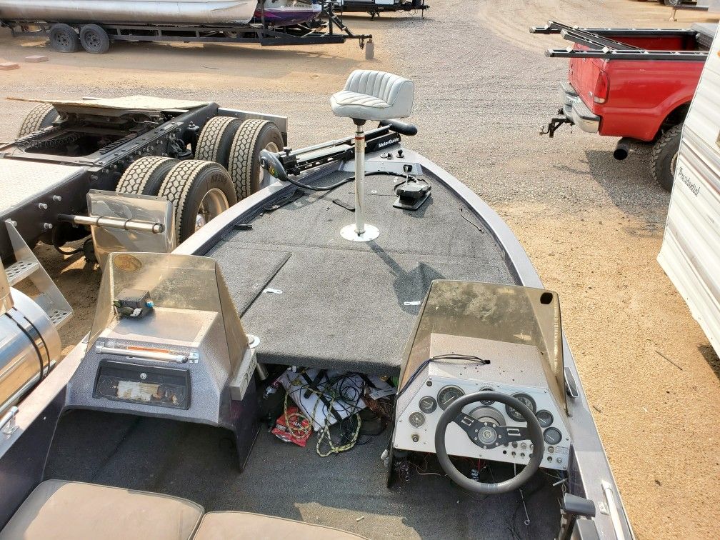 18 ft Bass Boat for Sale in Glendale, AZ - OfferUp