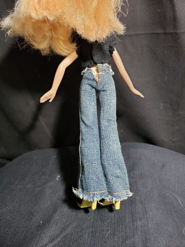 Bratz doll blonde hair 2001 . Doll is 10" tall . Good condition and smoke free home.