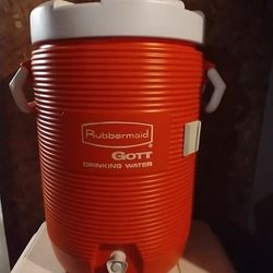 Rubbermaid 5 gallon Insulated beverage cooler/dispenser Thumbnail