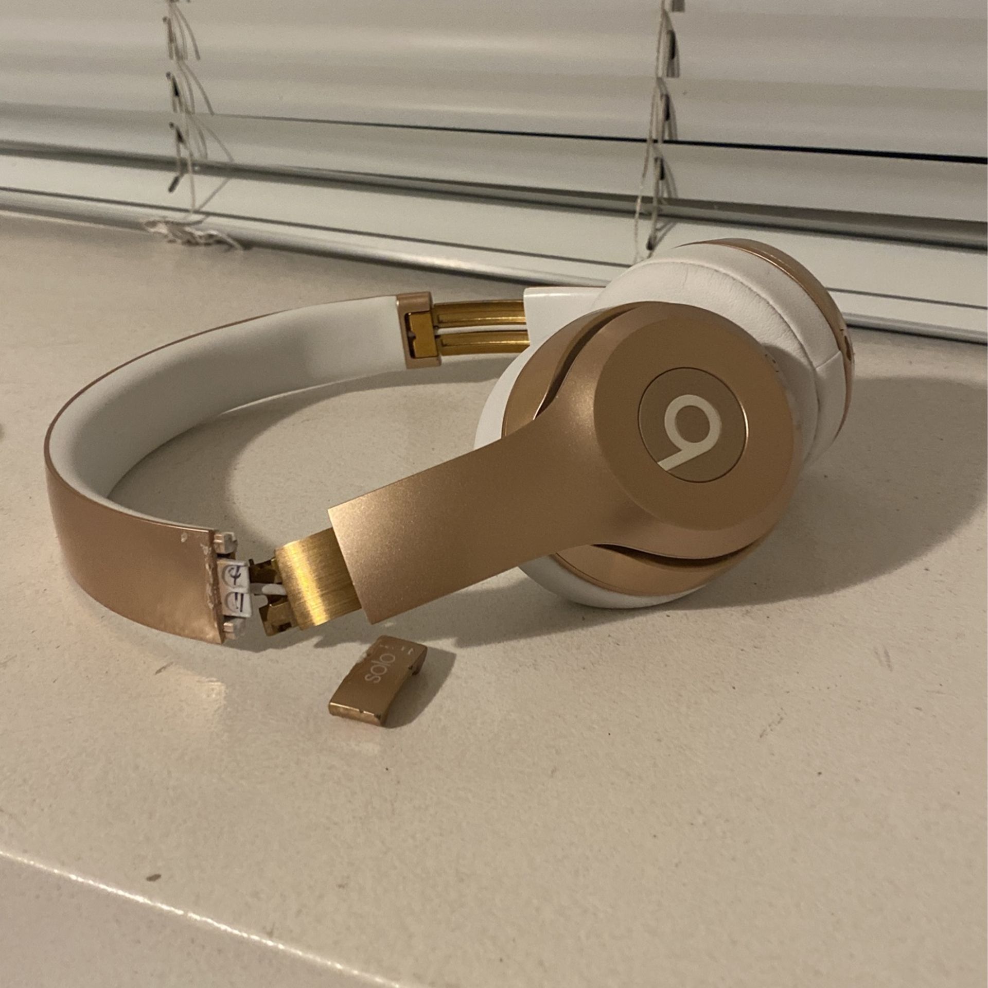 Beats Headphones Bluetooth Side Is Broken for Sale in San Diego, CA OfferUp