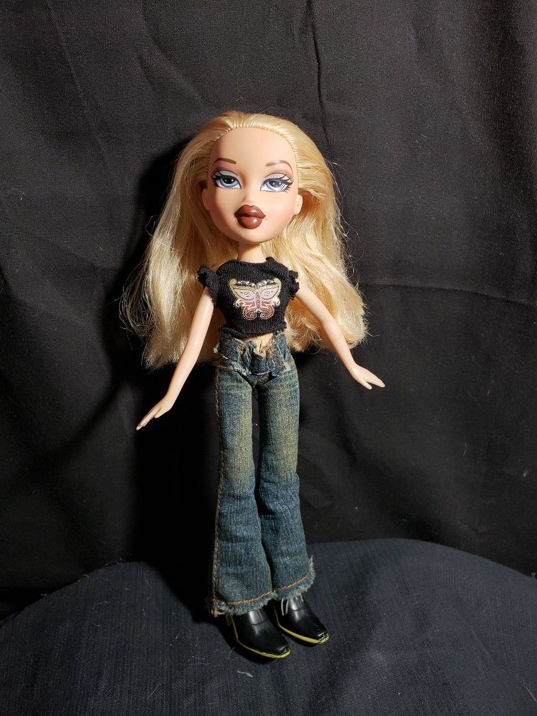 Bratz doll blonde hair 2001 . Doll is 10" tall . Good condition and smoke free home.