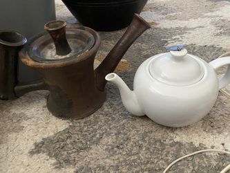 2 different tea pots Thumbnail