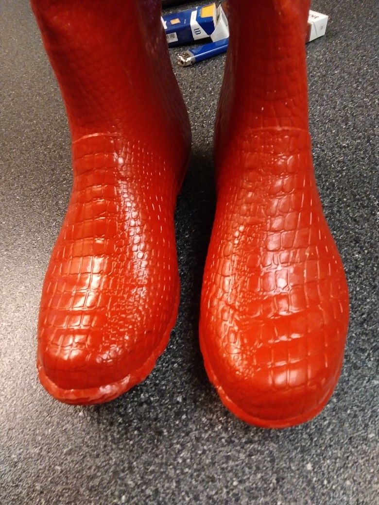 GIRLS. RED RUBBER ALLIGATOR BOOTS. SIZE. 8. WORN COUPLA TIME LOOK NEW. HENERY FEARRIA. NEW YORK