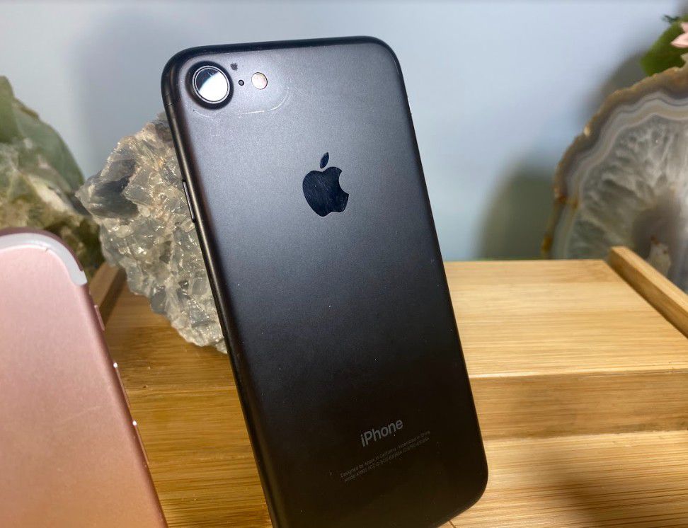 Apple IPhone 7 32 GB Unlocked Like New Condition, All Color