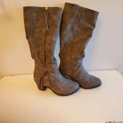 Never Worn Muk Luk Brand Women's Gray Boots, 2.5 Inch Heel. Porch Pick-up, Or I Can Deliver In Butte.  Thumbnail