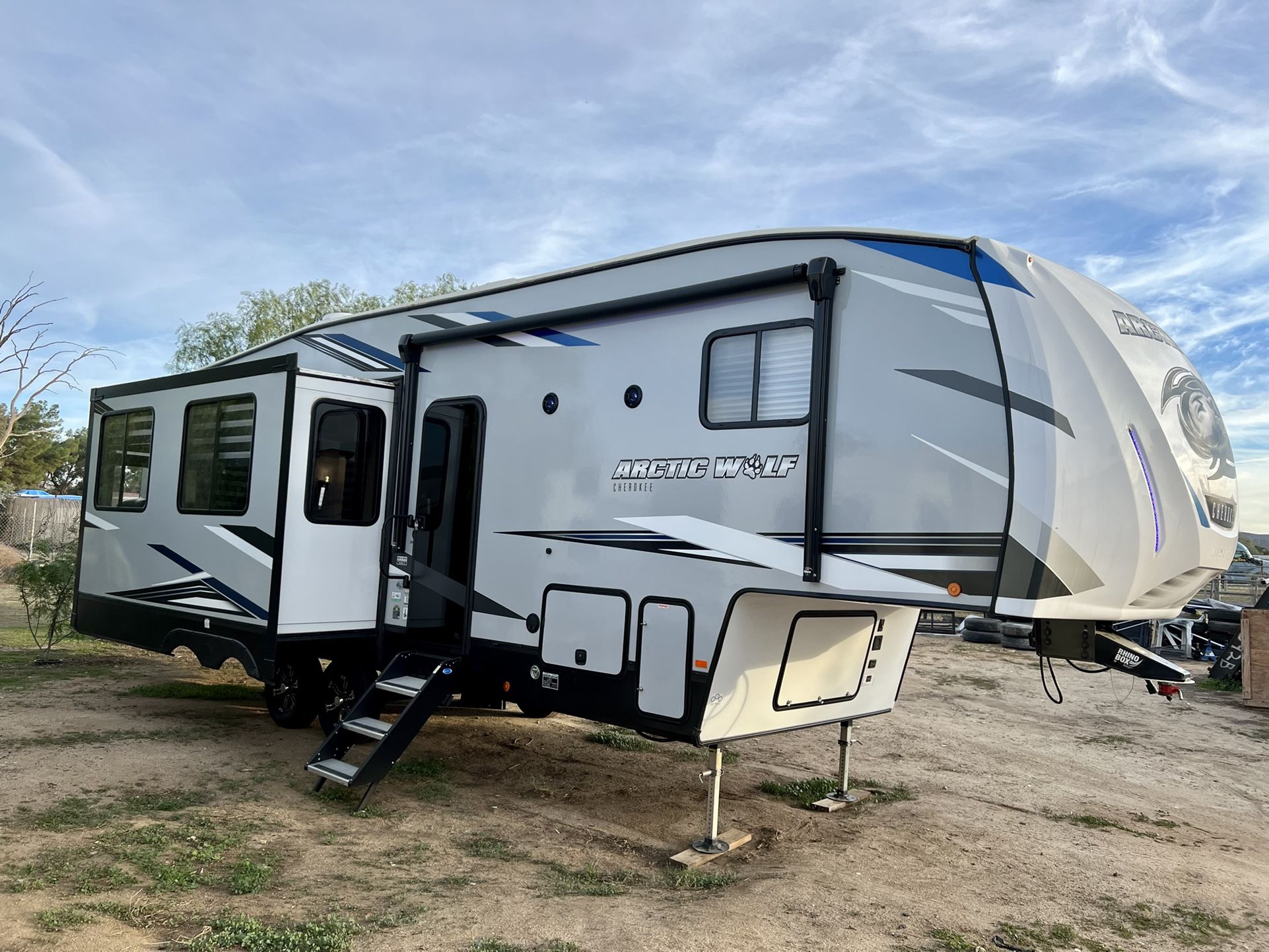 2022 Forest River 2022 Cherokee Arctic Wolf 291RL for Sale in Menifee