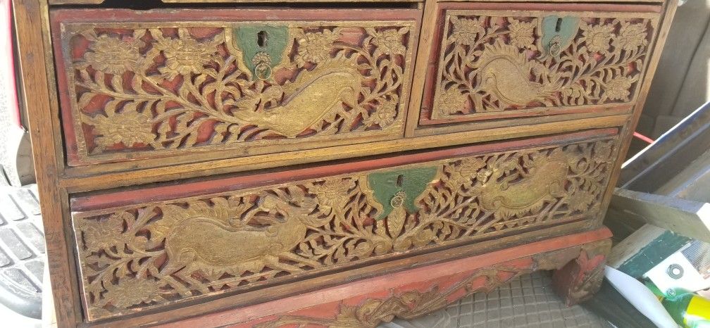Old 3 Drawer Dresser/chest Thing