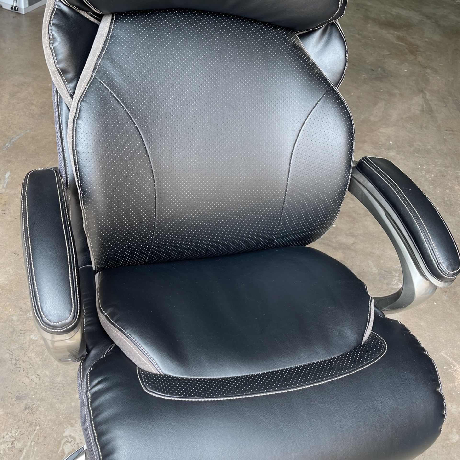 Serta Office Chair ,brand New Never Used Very Comfy And Padded Goes All the Way Back.