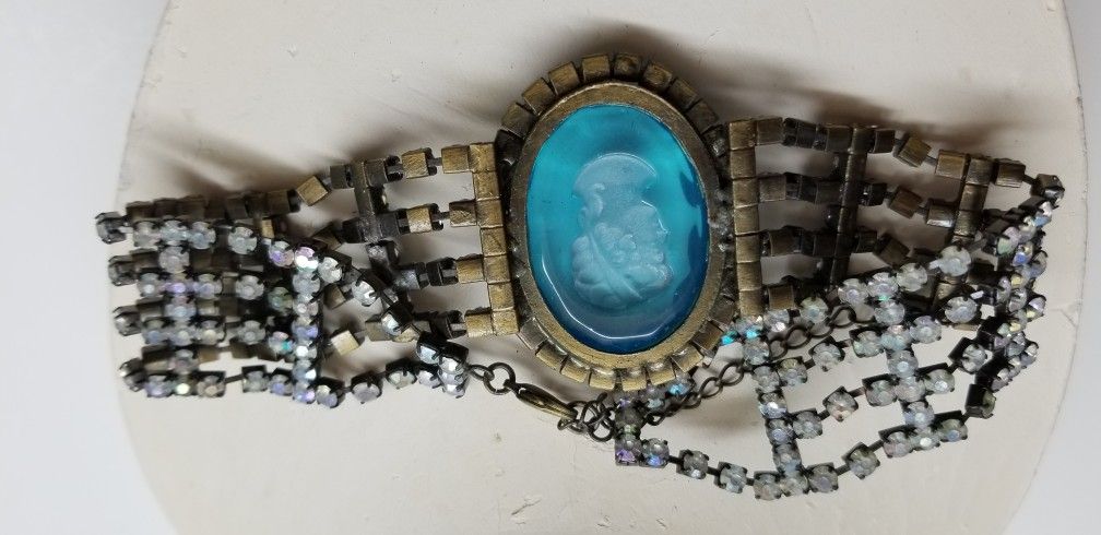 Benchmark Victorian Choker