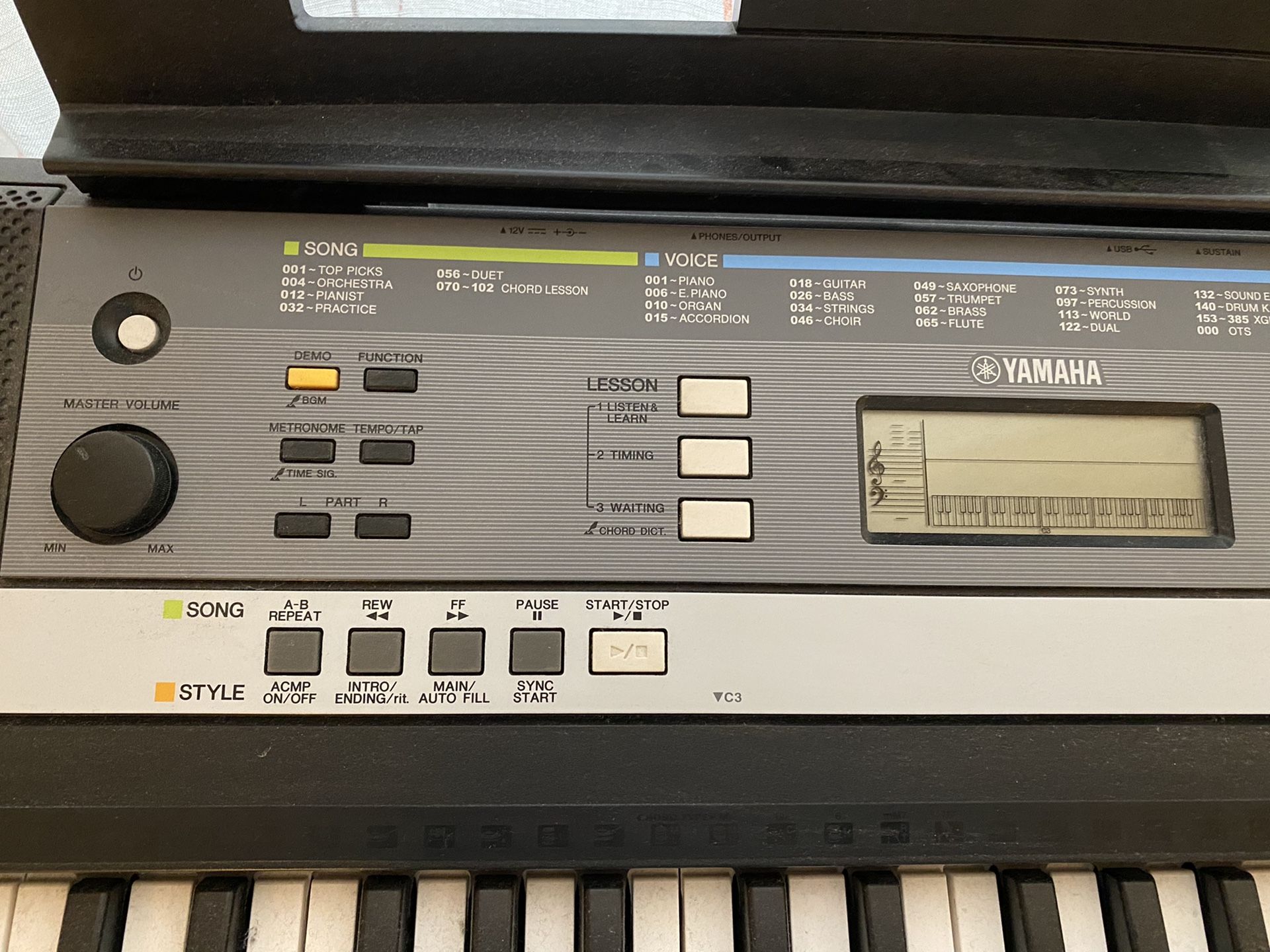 Yamaha YPT240 Electronic Keyboard w/Stand & Headphones! for Sale in