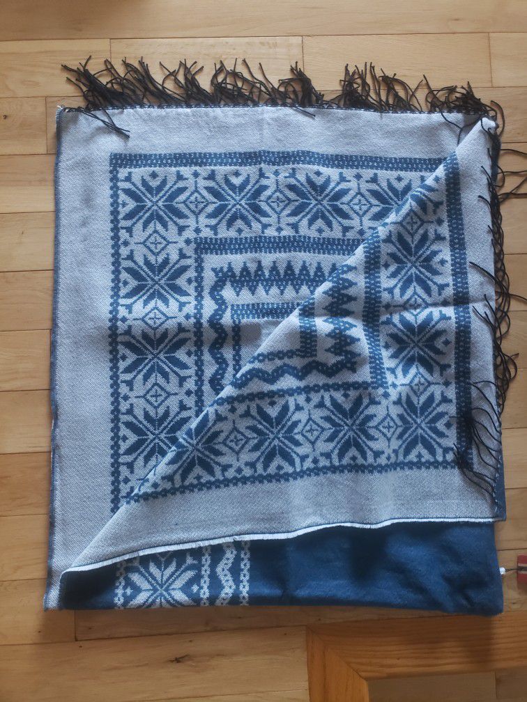 Knitted Wool Poncho Star Design. Traditional Norwegian Scarf. Blue/White. One Size.

Size: 150 x 140 x 10*2 cm