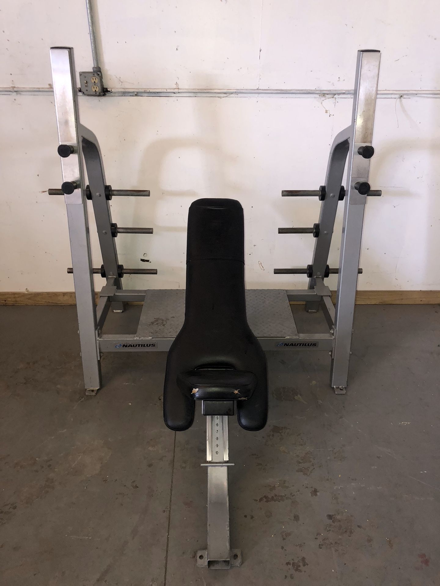 Nautilus Commercial Olympic Incline Weight Bench Spotter Stand & 10 Weight Storage Pegs for