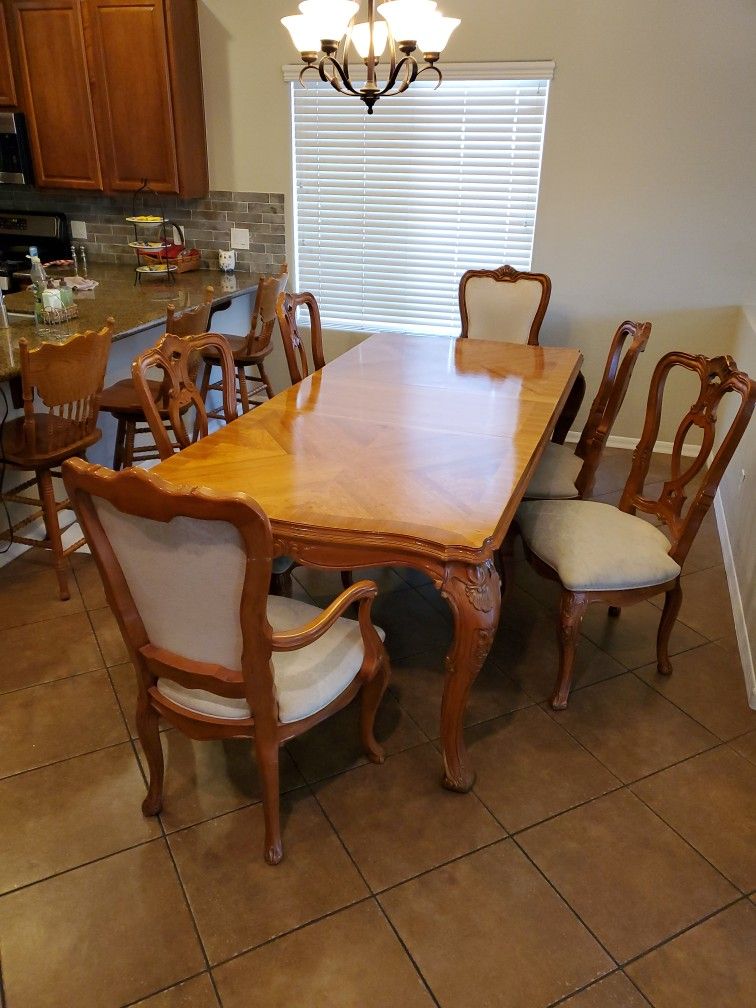 Kitchen Table And 6 Chairs