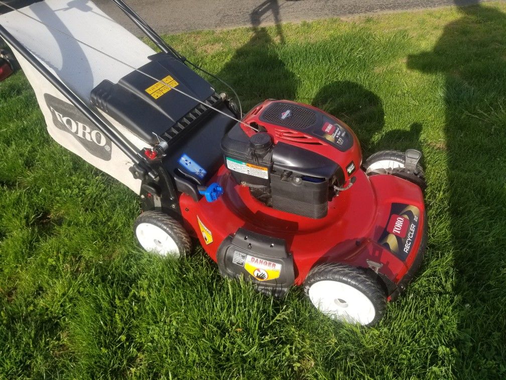Toro recycler 22in personal pace lawn mower for Sale in Newington, CT