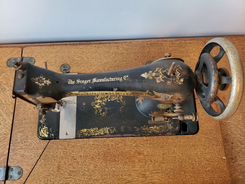 Vintage SINGER SEWING MACHINE