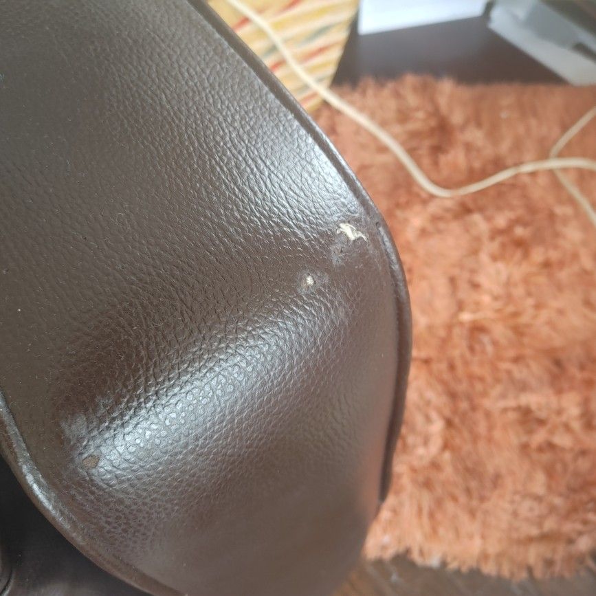 Southfield Gen Leather Sofa In Like New Condition