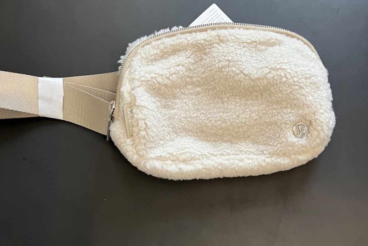 Lululemon Everywhere Belt Bag Fleece - Natural Ivory/Trench