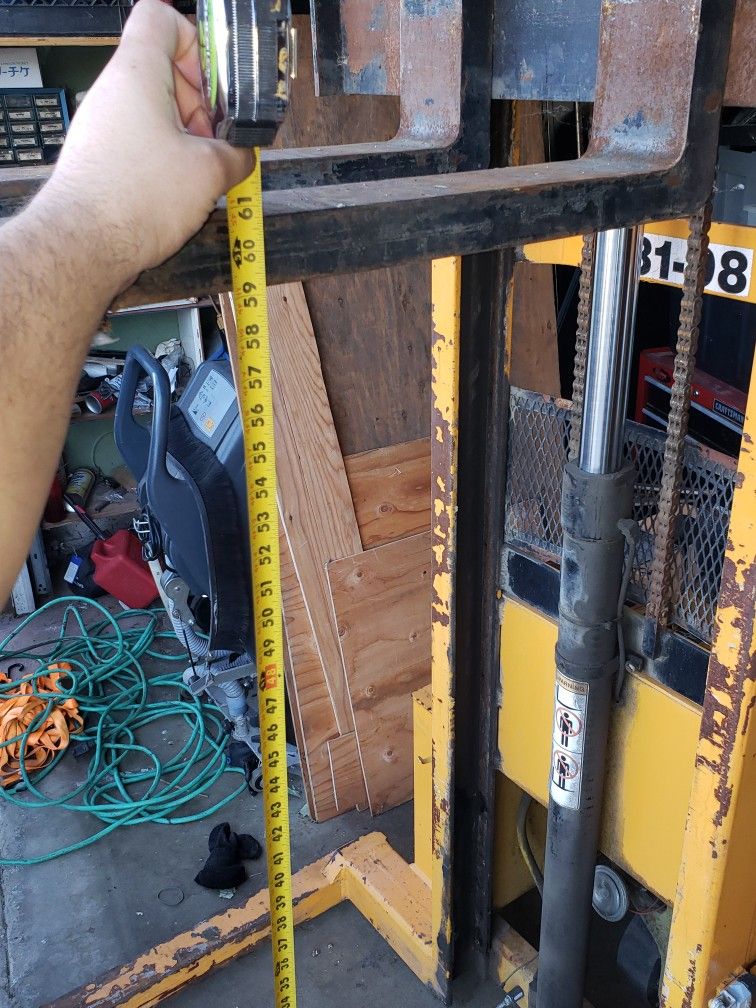 BIG JOE ELECTRIC PALLET JACK/ STACKER