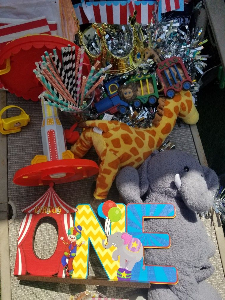 birthday party decor over 200balloons and arch