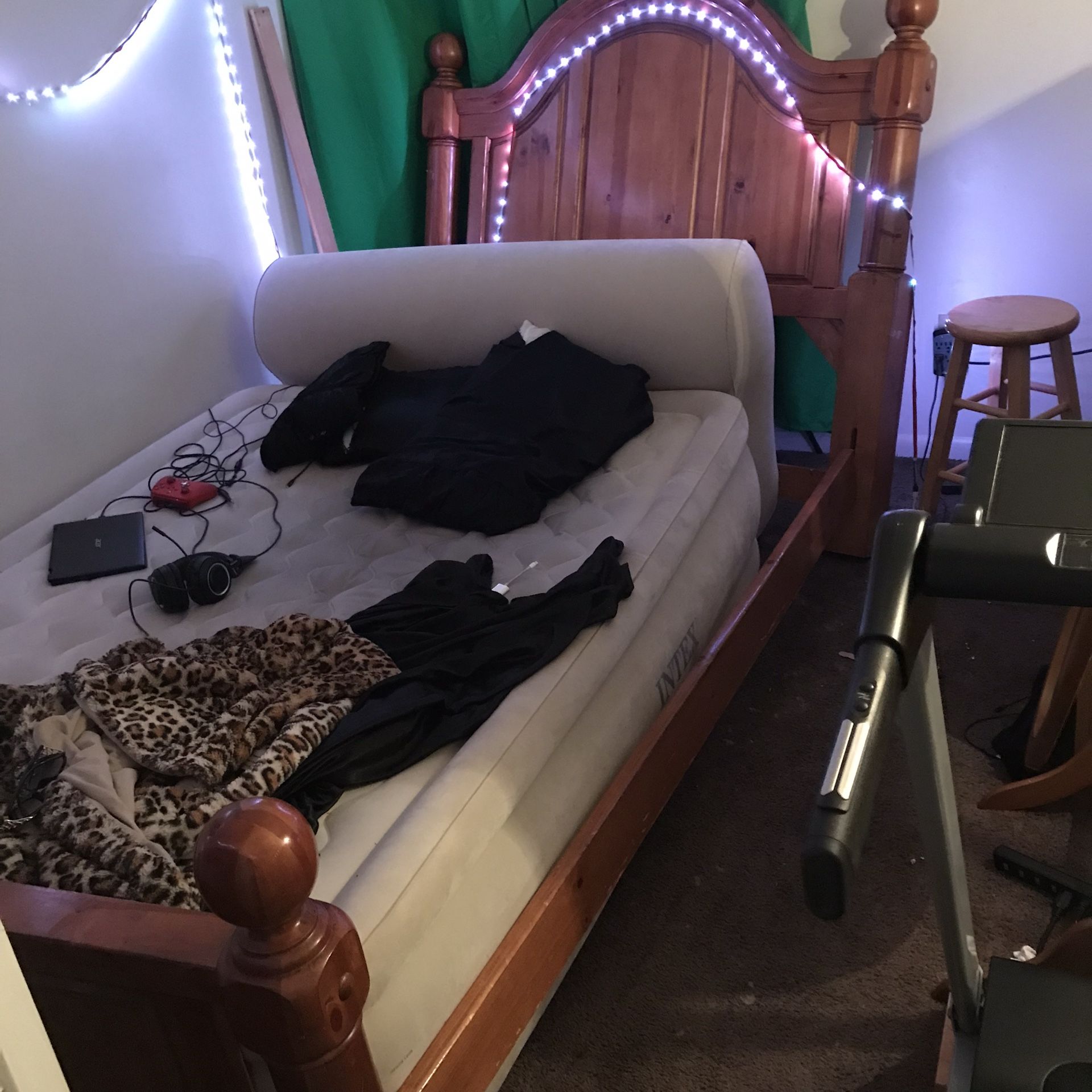 HEADBOARD AND BEDFRAME