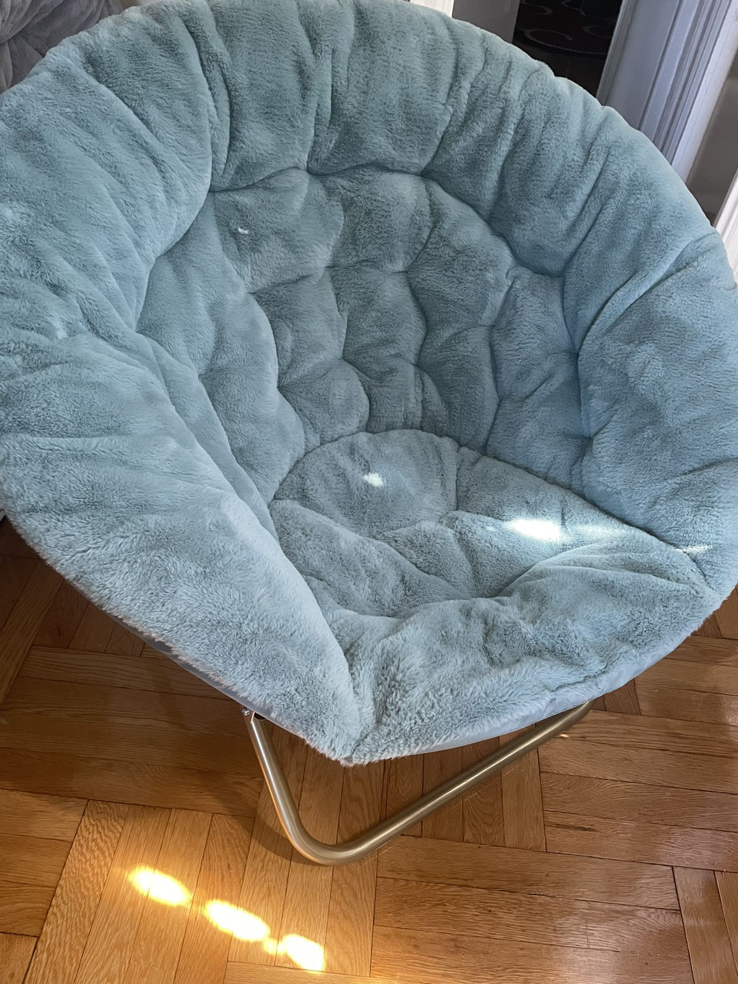 SELLING 1 COZY MILLIARD X LARGE FAUX FUR SAUCER CHAIR 