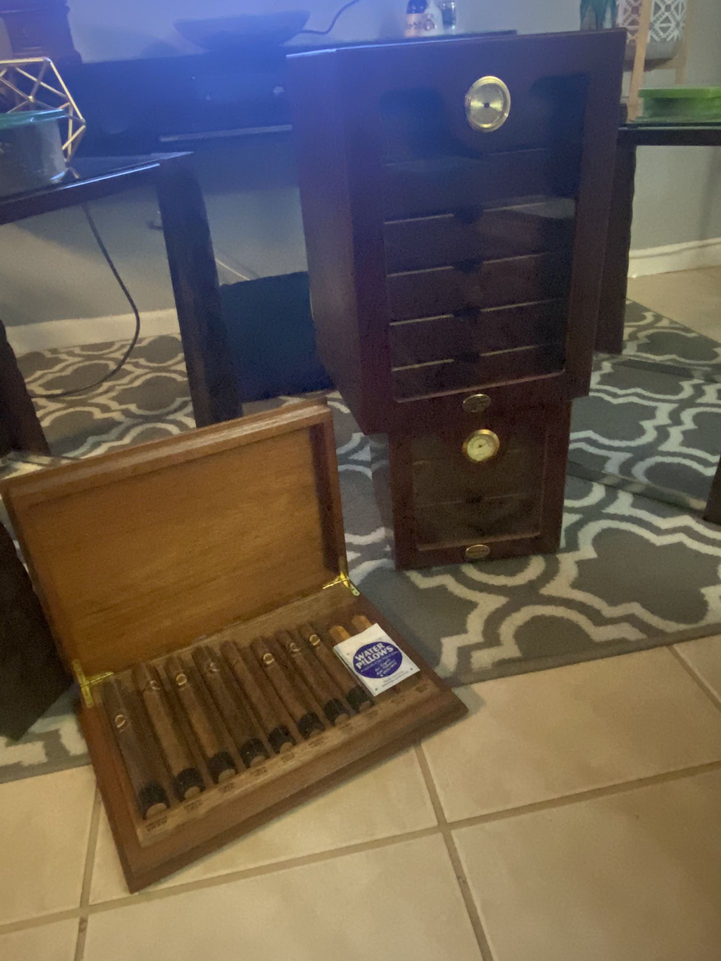 2 tabaco humidifier filled with tabacos