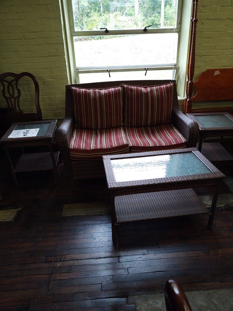 Beautiful vinyl wicker 6 pc patio set