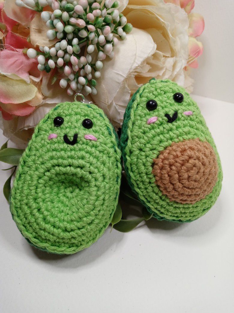 Avocado Halves Amigurumi. Crochet Couple of Avocado. Crocheted Avocados Keychains. Avocados In Love Keychain.  Avocado Plushie.  Aguacates Llaveros. 