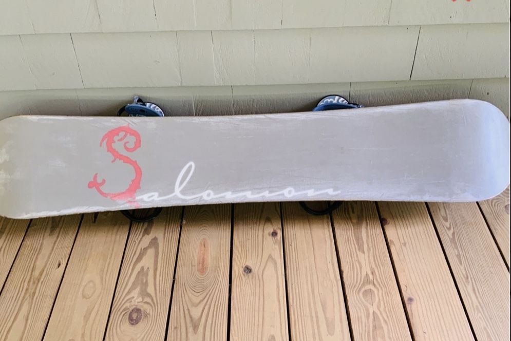 SALOMON SNOWBOARD WITH BURTON BINDINGS, BAG AND BOOTS