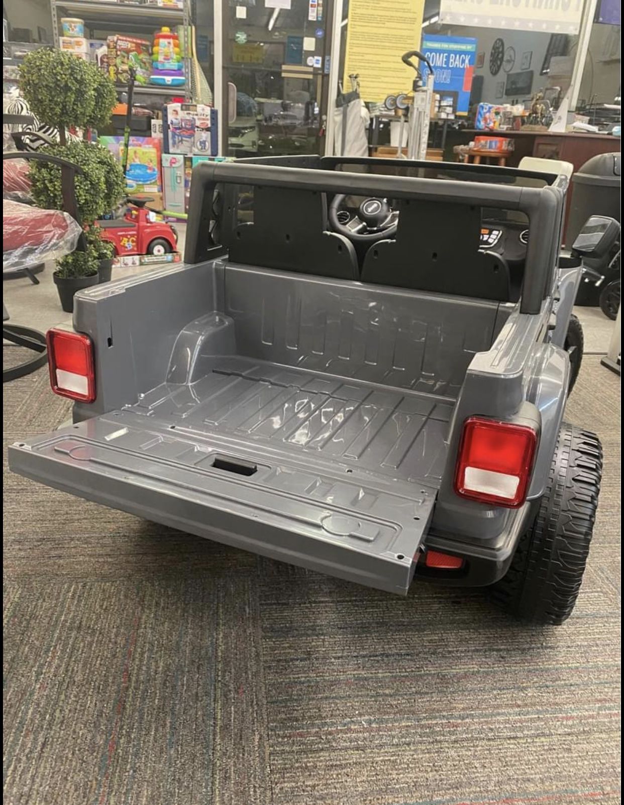 💫Brand New💫 12 volt Jeep Gladiator Battery Powered Ride On Vehicle, Gray