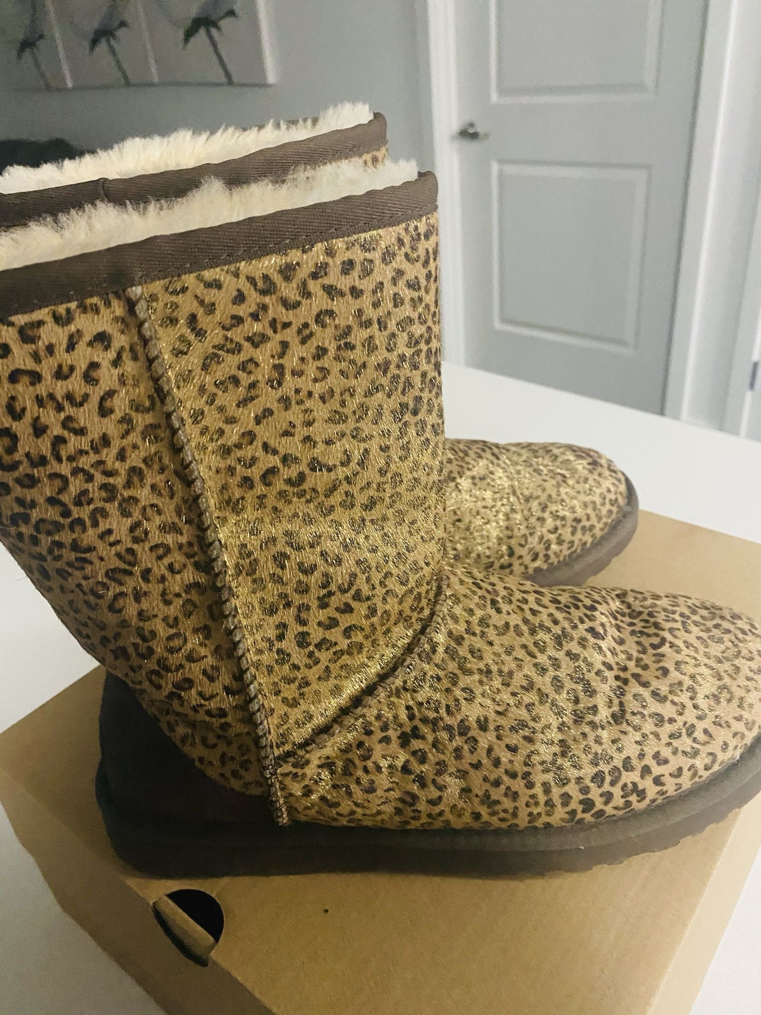LIMITED EDITION GOLD LEOPARD UGG BOOTS SIZE 8 Women