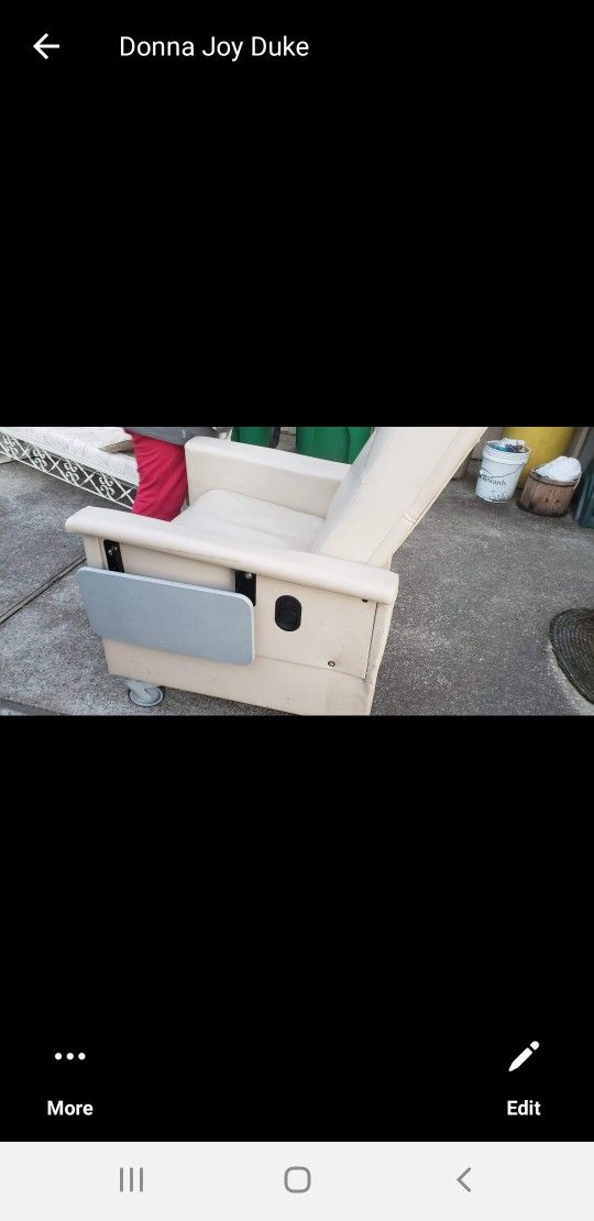 Geri Chair With Side Tray