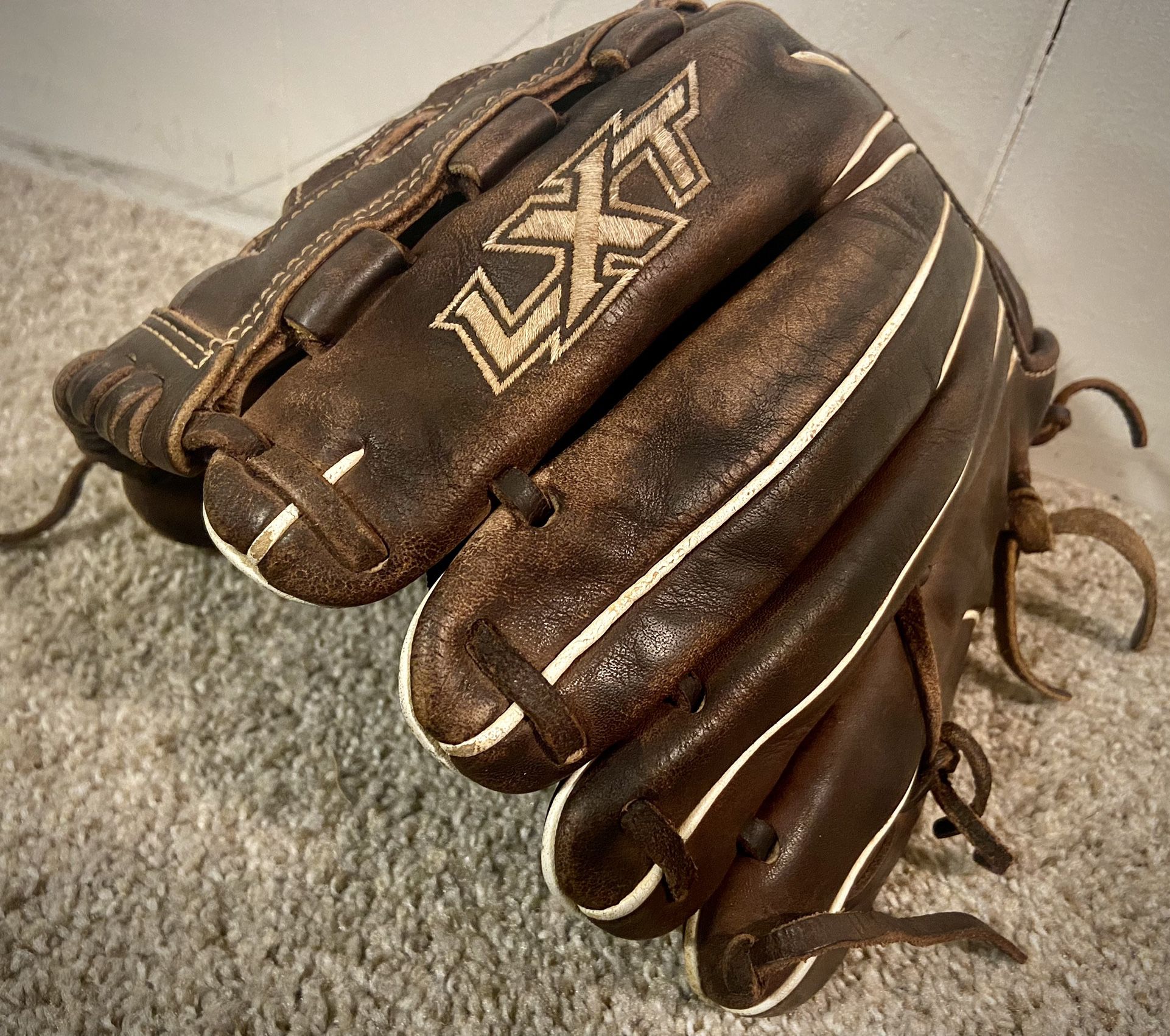 Louisville Slugger LXT Glove 