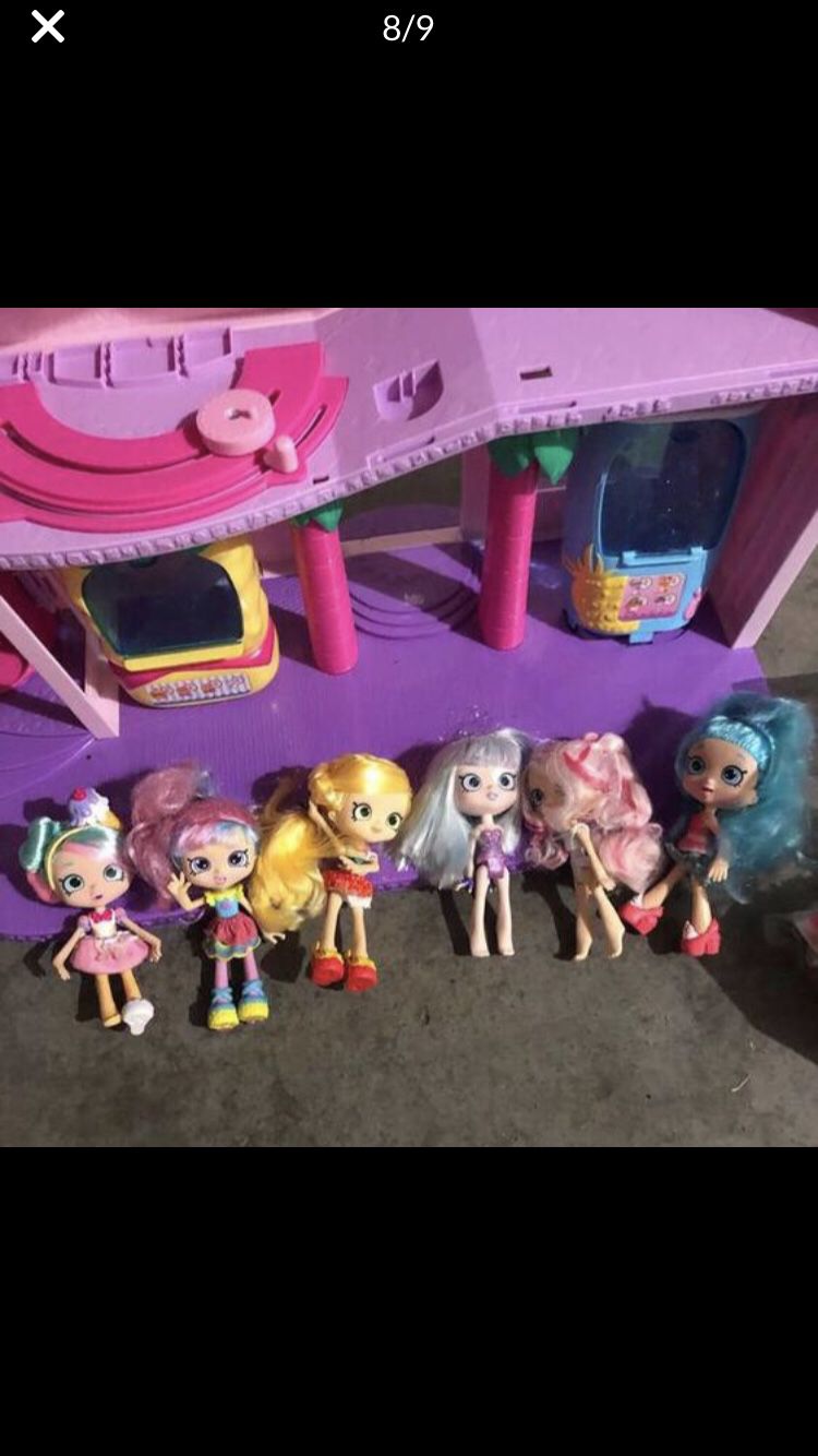 Shopkins supermall all the dolls with it