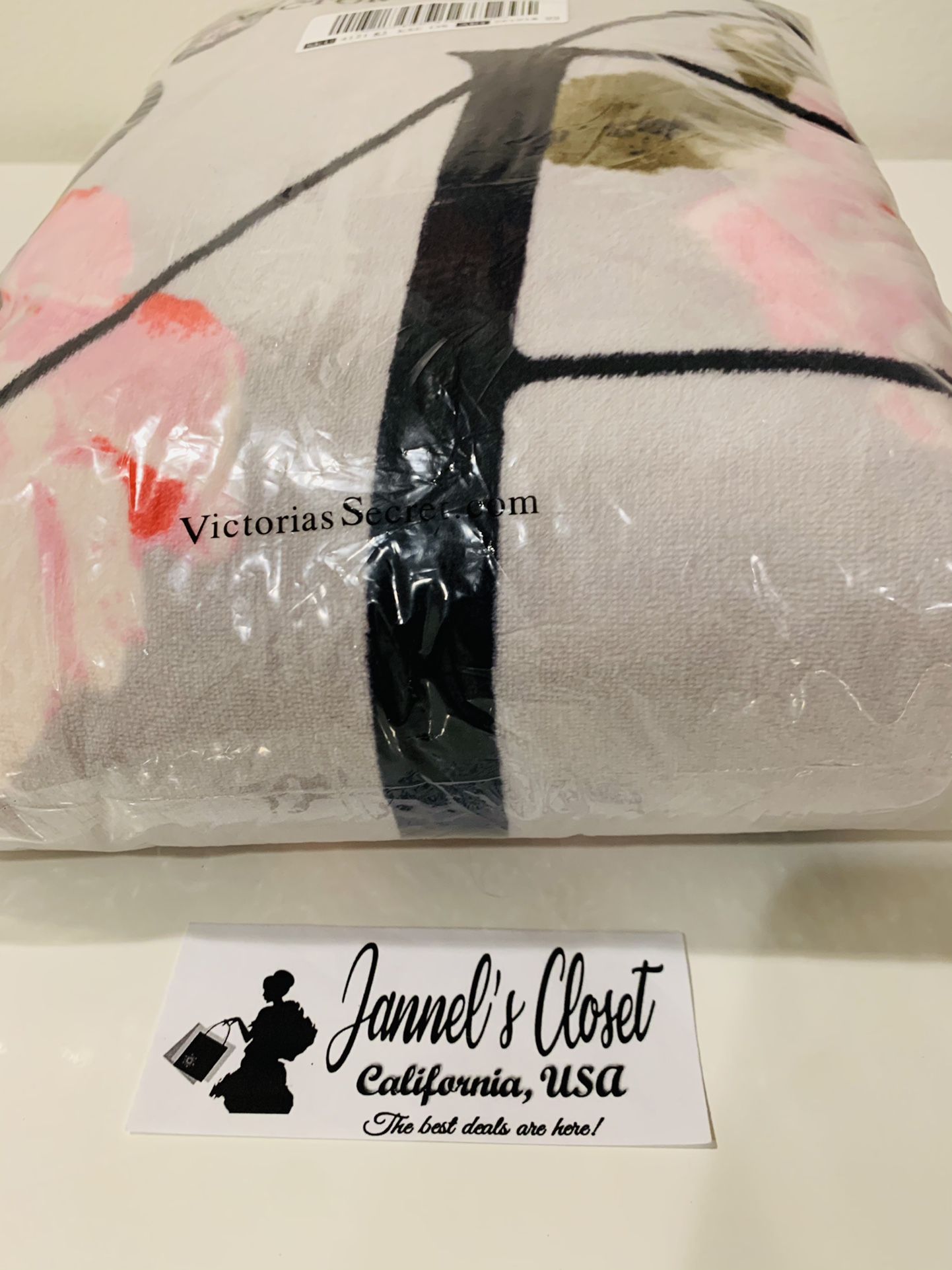Victoria’s Secret Pink Love Floral Sherpa Blanket Plush Cozy Throw Blanket Holiday 2020. New in bag “50” X 60” I can bundle my items so you can save