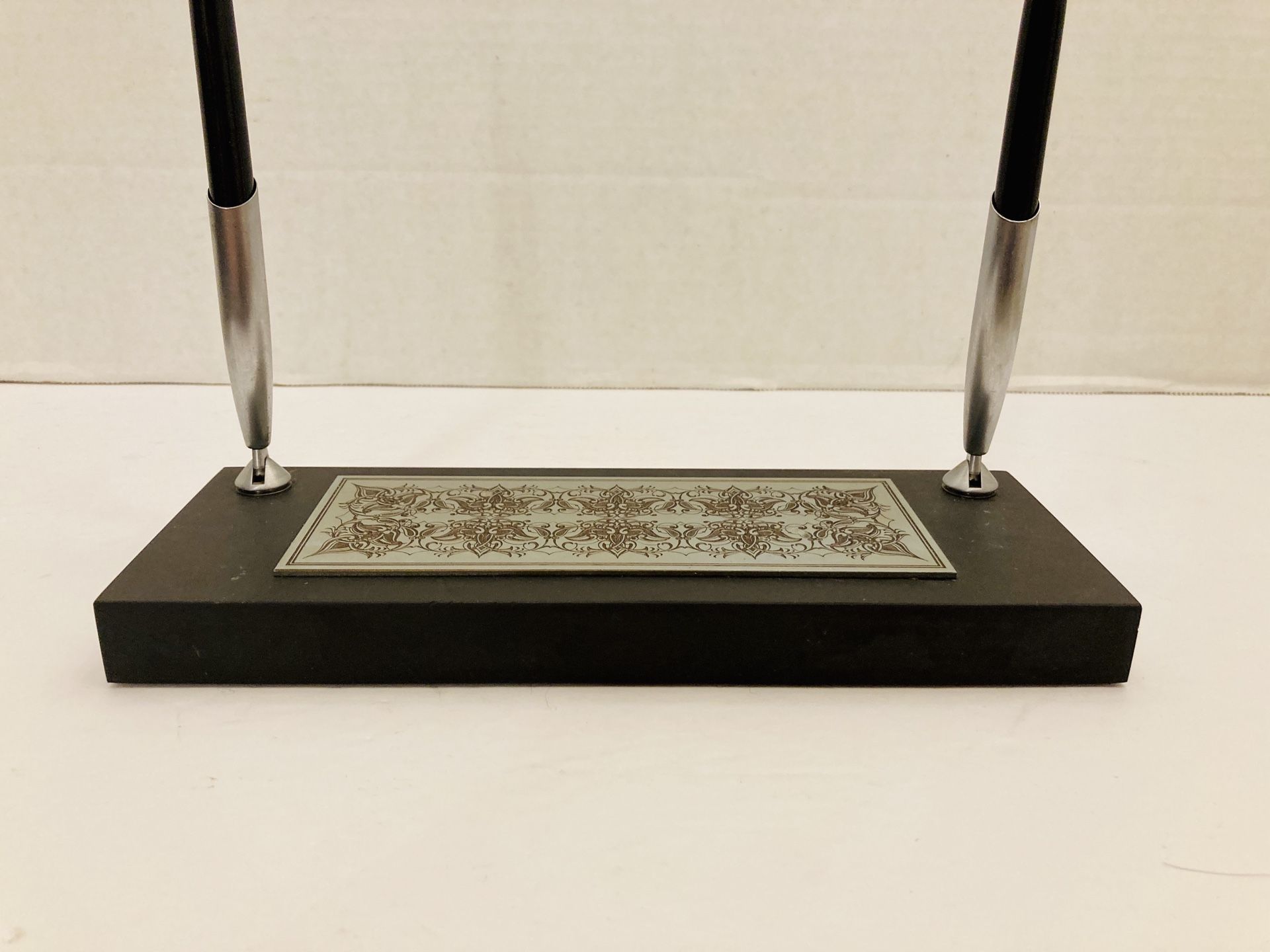 Vintage Rare Sheaffer Black Fountain Etched Scroll Design Marble Dual Pen Holder Set W/ 2 White Dot Pens