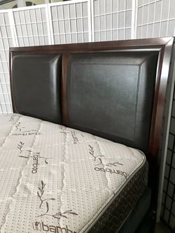 Queen Size Bed Leather Back - Complete Bed - También Hablo Español  Thumbnail