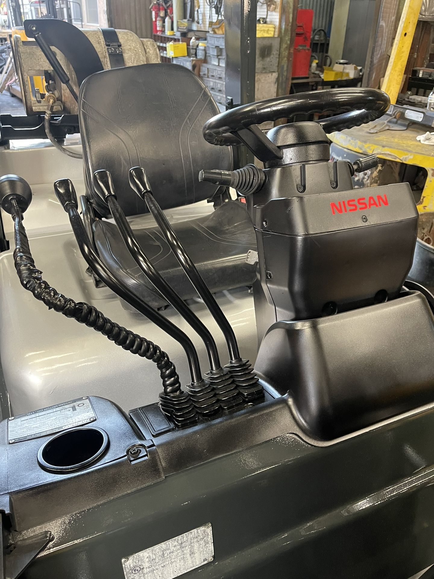 Nissan Forklift 5500 Lbs Triple Stage